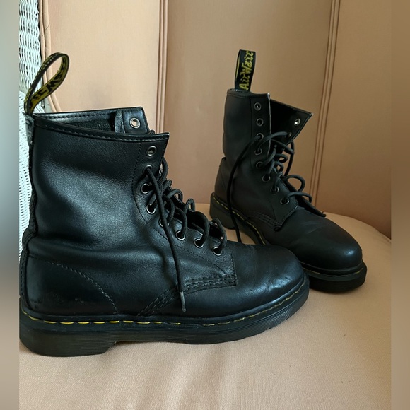 DR. MARTENS Black Leather 8 Eye Lace Up Combat Ankle Boots Women's UK 6/US 8 - Picture 2 of 9